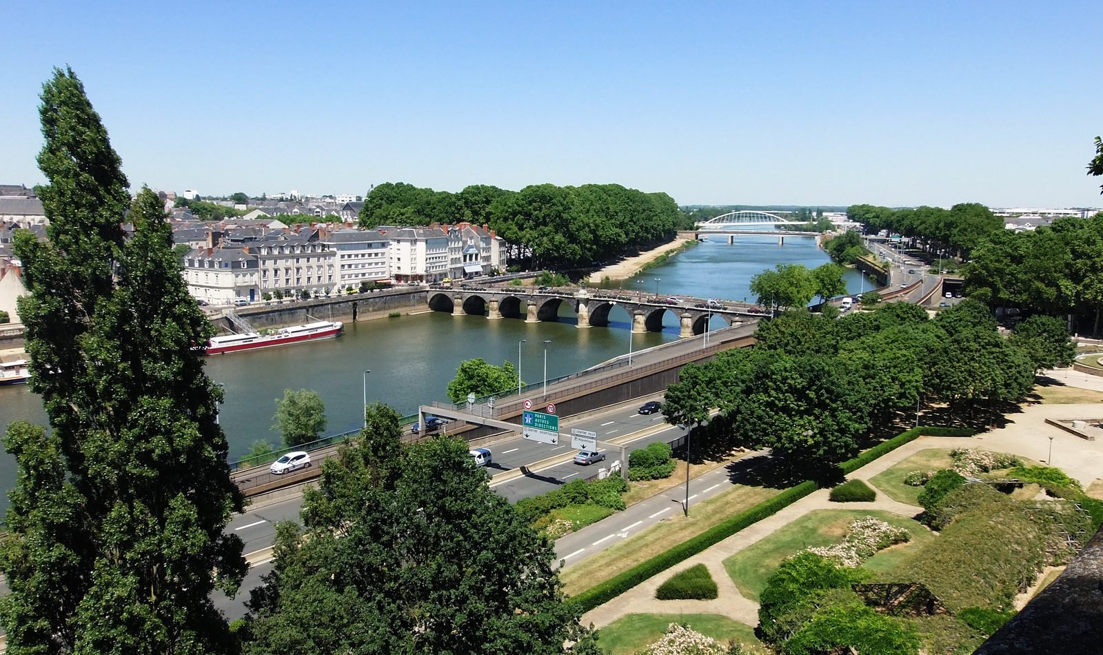 Vue sur la Maine et le quartier de la Doutre à Angers